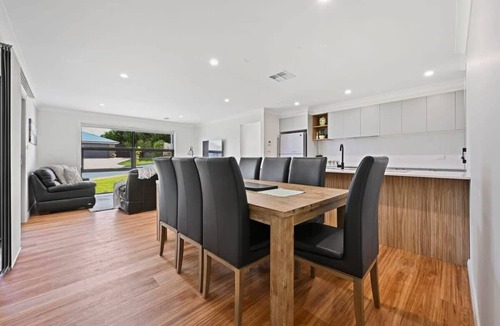 Orange House | Bligh St Bliss. Mountain Views. Family Home.