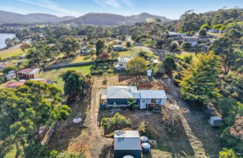 Nubeena House | Blossoms on the Bay - 4 Bedrooms
