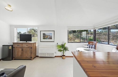 Nubeena House | Blossoms on the Bay - Nubeena