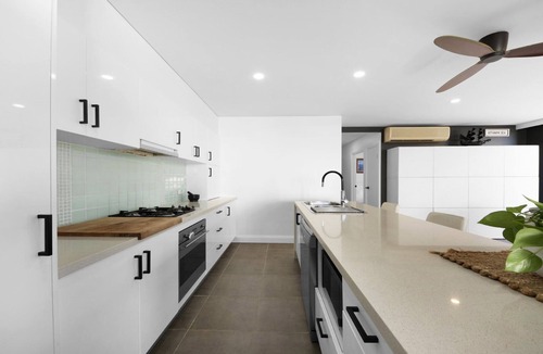 The Entrance House | 'Blue Bay Bliss' - Private Spa/Luxury Apartment.