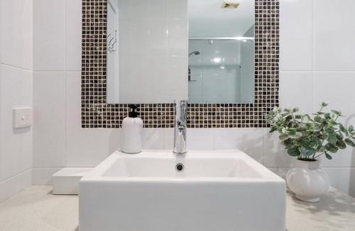 Blue Bay House | Blue Bay Luxe 3br Coastal Retreat W Ocean Glimpses