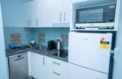 Orange Apartment | Blue Door Apartment | CBD Location, 2 Bed 2 Bath