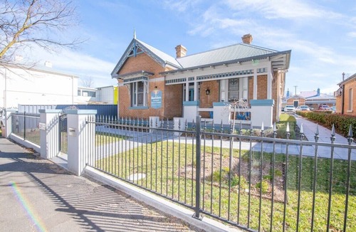 Orange Apartment | Blue Door Apartment | CBD Location, 2 Bed 2 Bath