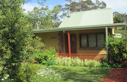 Blackheath Cottage | Blue Gum House has spa, slow combustion fire place, dishwasher, BBQ, internet.