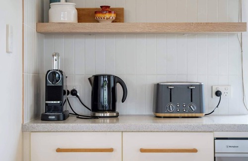 Goolwa South House | Blue House On The Green, pet friendly, WIFI