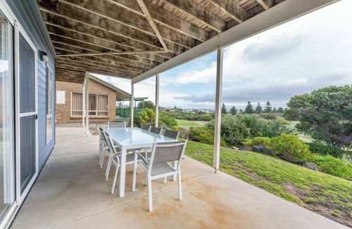 Goolwa South House | Blue House On The Green, pet friendly, WIFI