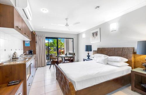 Trinity Beach Apartment | Blue Lagoon Resort Lakeside Apartment