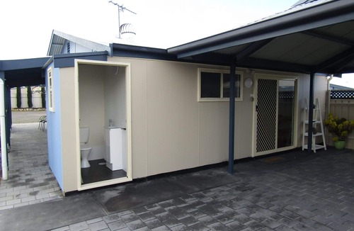 Port Vincent Apartment | BLUE LINE UNIT 5 - Great location! close to all amenities! Off Peak Special!