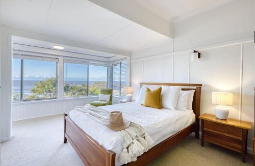 Yamba House | Blue Waters - Coastal Views Across Convent Beach - Holiday Yamba