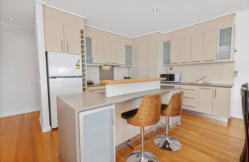 Lakes Entrance House | Blue Waters: Just minutes away from the Lakes Entrance foreshore