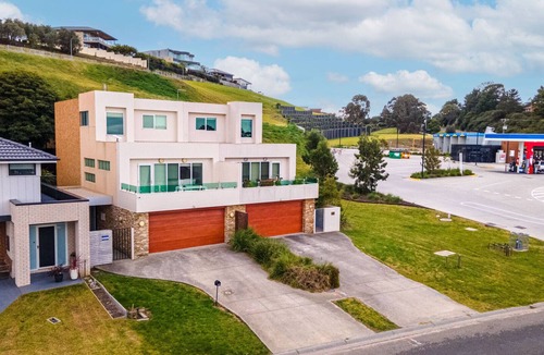 Lakes Entrance House | Blue Waters: Just minutes away from the Lakes Entrance foreshore