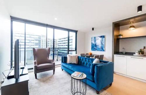 Abbotsford Apartment | Bluebird Beacon Discover a Chic River Lookout
