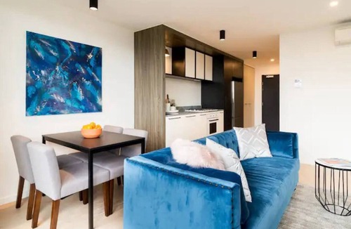 Abbotsford Apartment | Bluebird Beacon Discover a Chic River Lookout