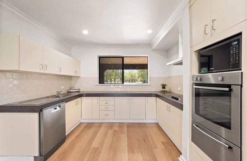 Broadwater House | Bluewater Retreat - Pet-Friendly Coastal Oasis