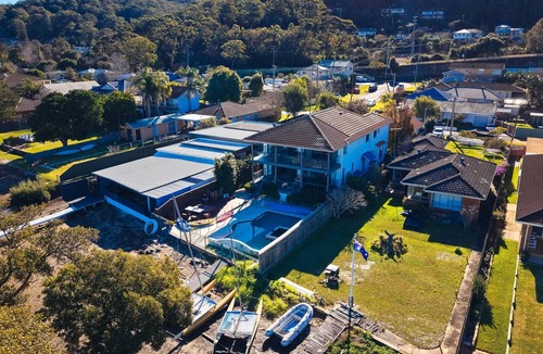 Tascott House | Bluewater Sanctuary: Luxury Beach house with private jetty
