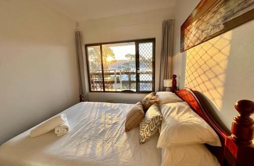 Newport Apartment | BlueWater Sunset Retreat 3BR with Pittwater Views