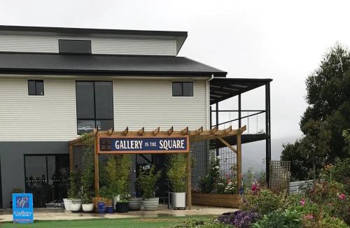 Huonville Bed & Breakfast | Bob Brown Room Art House
