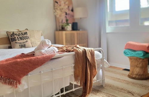 Golden Point House | Boho Style Ballarat Central | Pet Friendly | Sleeps 1-7