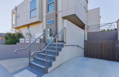 Bonbeach Apartment | Bonbeach Retreat by Ready Set Stay - 2 Bedroom, Family Friendly Apartment