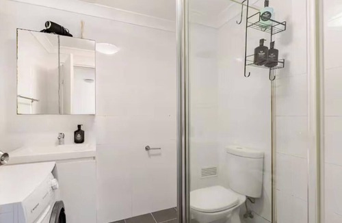 Bondi Beach Apartment | Bondi Beach Studio | Queen Bed, Full Kitchen & AC