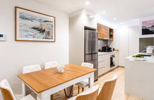 Bondi Apartment | Bondi Garden Retreat 2 BD With Hot Tub Patio BBQ and Parking