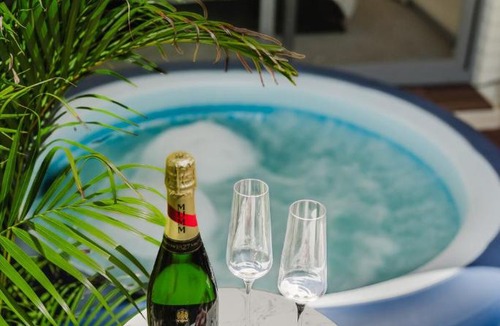 Bondi Apartment | Bondi Spa Retreat with Hot Tub, Sauna, Garden Patio and Parking