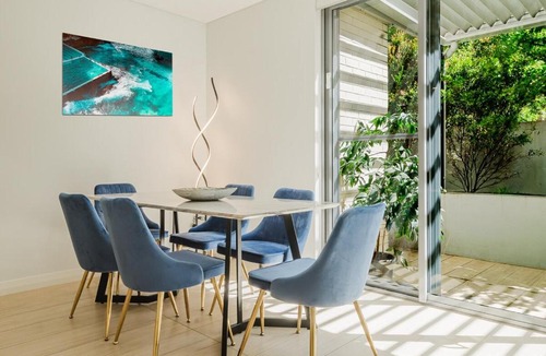 Bondi Apartment | Bondi Spa Retreat with Hot Tub, Sauna, Garden Patio and Parking