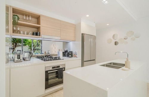 Bondi Apartment | Bondi Spa Retreat with Hot Tub, Sauna, Garden Patio and Parking