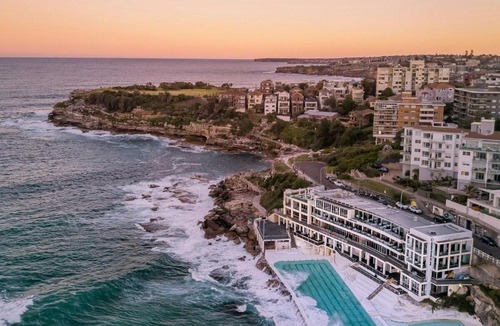 Bondi Apartment | Bondi Spa Retreat with Hot Tub, Sauna, Garden Patio and Parking