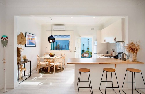 North Bondi Cottage | Bondi Surf Cottage - AC Backyard Laundry
