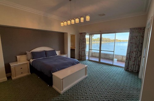 Baldivis Villa | Bonneys Water Ski Park Lake House