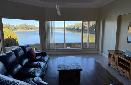 Baldivis Villa | Bonneys Water Ski Park Lake House