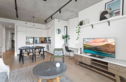 Cremorne Apartment | Book now for NYE- Walk to fireworks, MCG, Cafes & Train