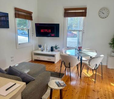 Geelong House | Botanical Gardens City Cottage
