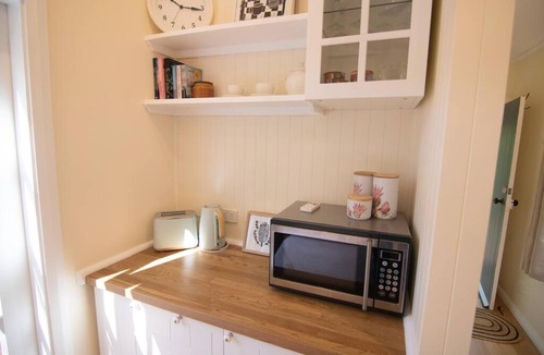 Leura House | Bottlebrush Cabin, cosy private cabin in the trees
