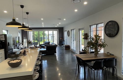 Bathurst House | Boutique CBD House "Rest on Russell"