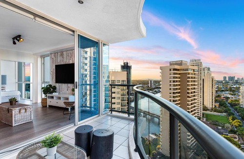 Surfers Paradise Apartment | "Boutique Sky Villa" by Inn Paradise