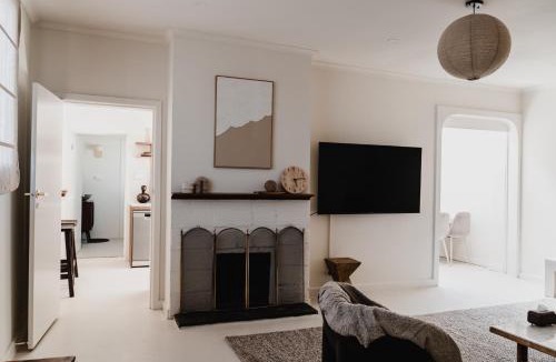 Collingwood North Apartment | Boutique stylish 3 Bedroom family home in Melbourne with Parking