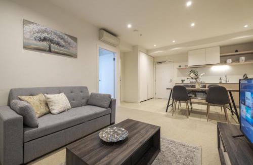 Caulfield North Apartment | Brand new 2BR2BA Caulfield parkbalcony poolgym