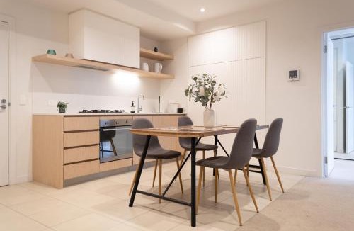 Caulfield North Apartment | Brand new 2BR2BA Caulfield parkbalcony poolgym