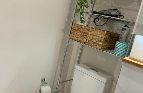 Brunswick Apartment | Brand New Brunswick apartment - free wine, parking and Netflix