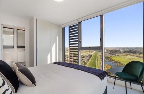 Flemington Apartment | Breathtaking Unit With City And Racecourse Views