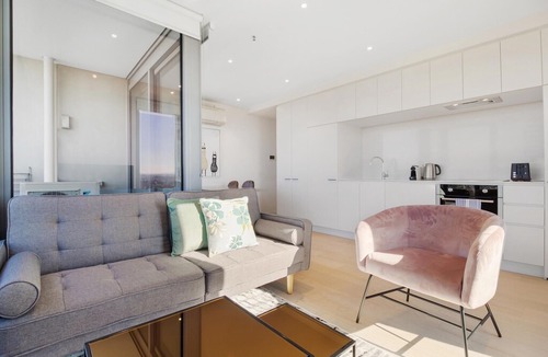 Flemington Apartment | Breathtaking Unit With City And Racecourse Views