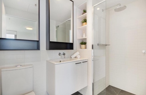 Flemington Apartment | Breathtaking unit with city and racecourse views