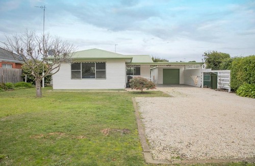 Ocean Grove House | Breezy Beach Shack Footsteps to Sand and Surf