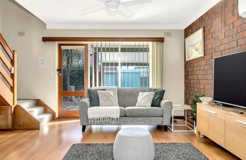 Glenelg North House | 'Brick Tides' Experience the Serene Glenelg North