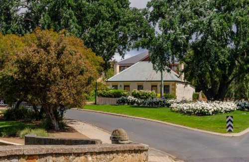 Richmond Apartment | BRIDGE COTTAGES Sargeants & Armoury Cottages 1823 - HISTORY & CHARM