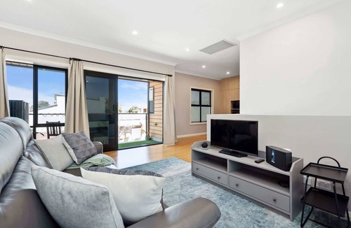 Woodville West House | Bright 2-Bed Townhouse with Balcony & Garage