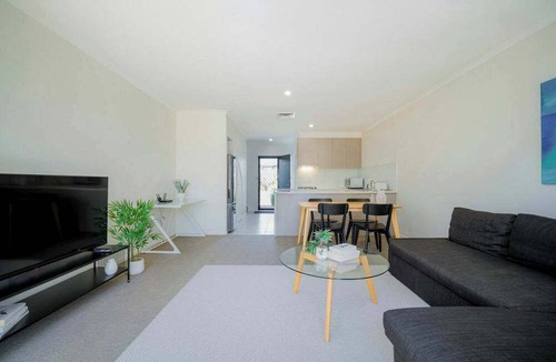 Williamstown Apartment | Bright 2BDR Apt with Pool Access Williamstown