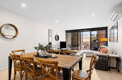 Geelong Apartment | Bright 3-Bed Apartment by Western Beach
